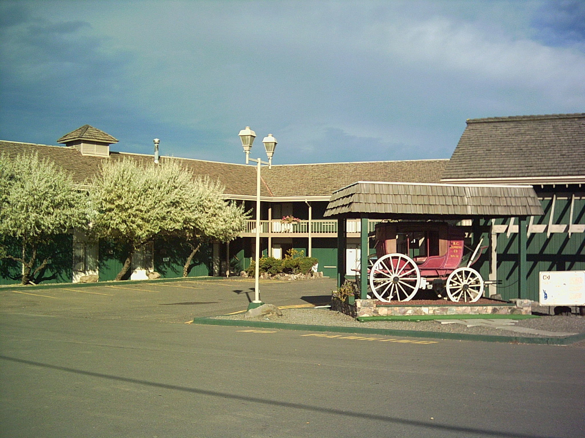 Red Coach Inn 100 Mile House المظهر الخارجي الصورة
