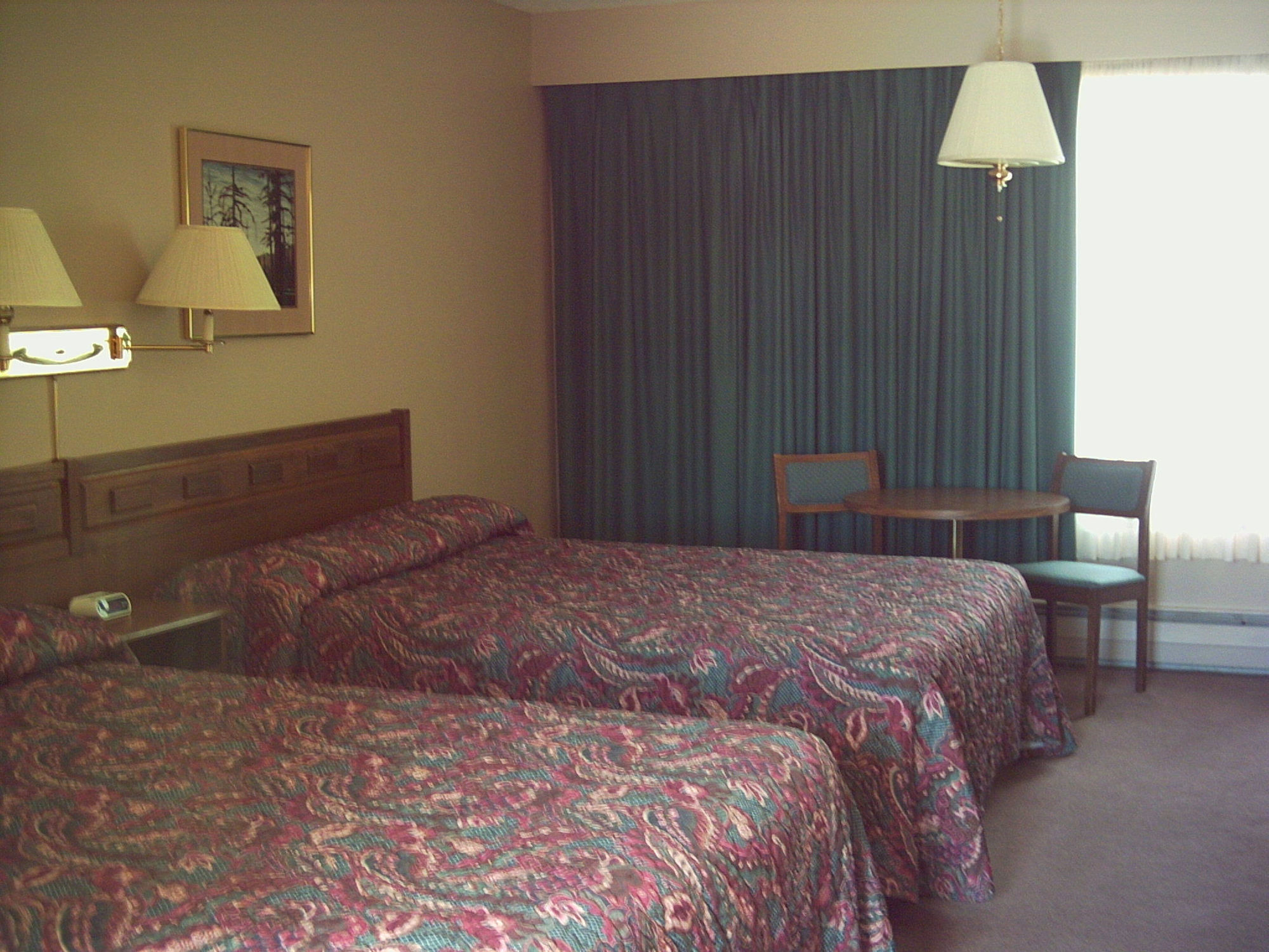 Red Coach Inn 100 Mile House المظهر الخارجي الصورة