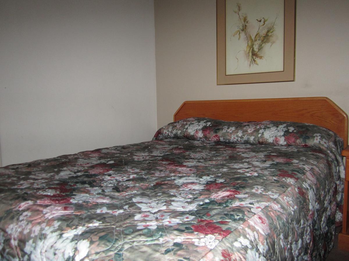 Red Coach Inn 100 Mile House المظهر الخارجي الصورة