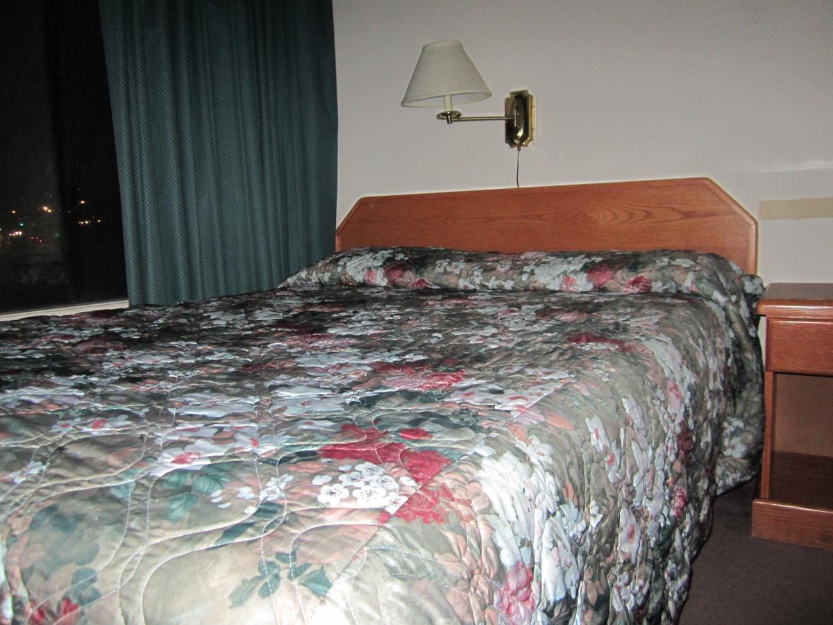 Red Coach Inn 100 Mile House المظهر الخارجي الصورة
