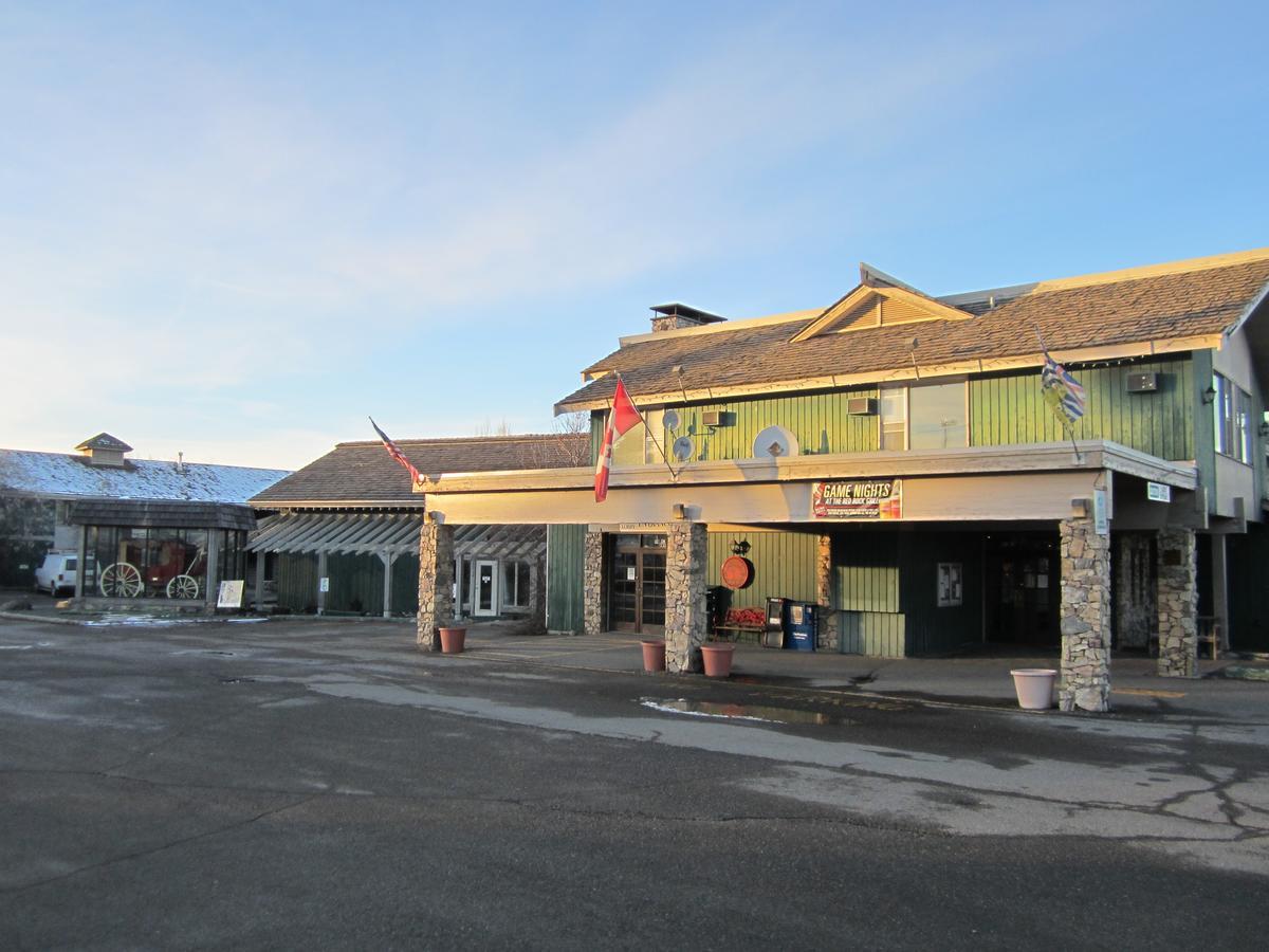 Red Coach Inn 100 Mile House المظهر الخارجي الصورة
