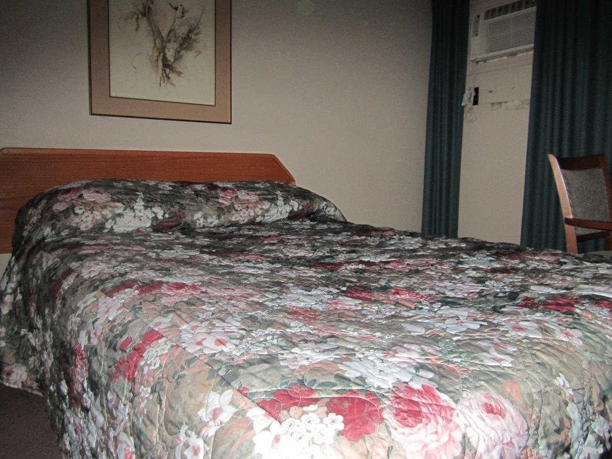 Red Coach Inn 100 Mile House المظهر الخارجي الصورة