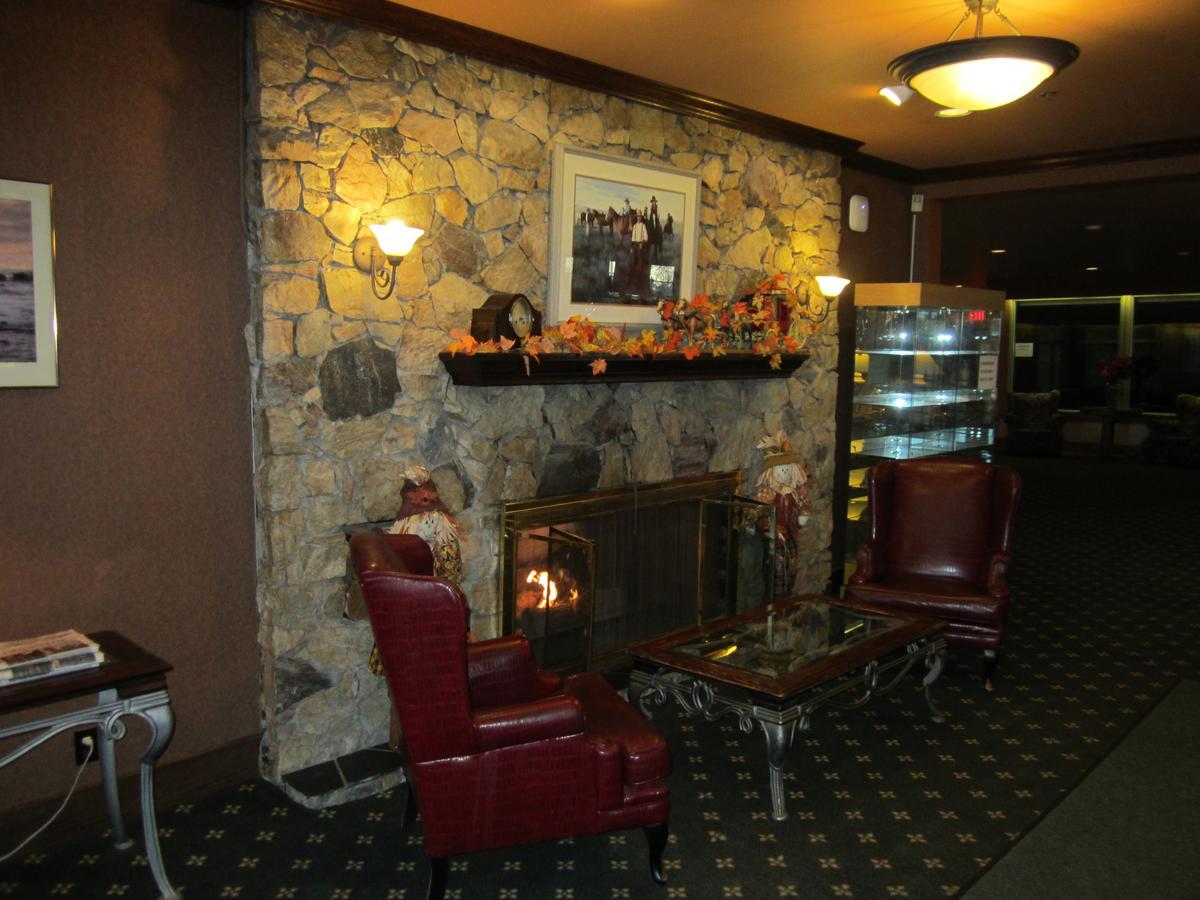 Red Coach Inn 100 Mile House المظهر الخارجي الصورة