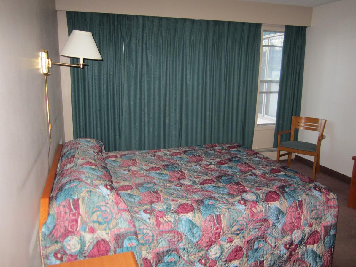 Red Coach Inn 100 Mile House المظهر الخارجي الصورة