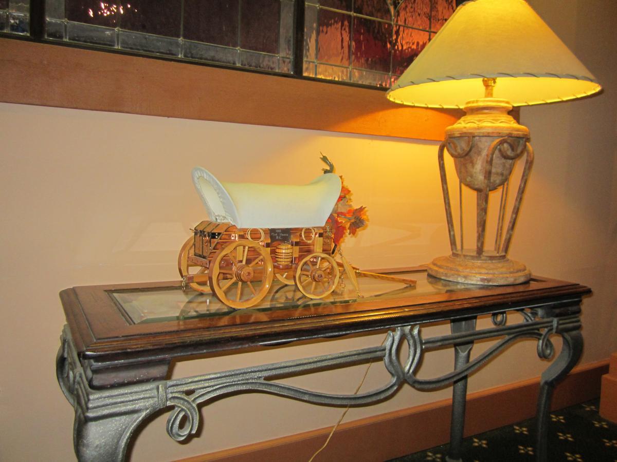 Red Coach Inn 100 Mile House المظهر الخارجي الصورة