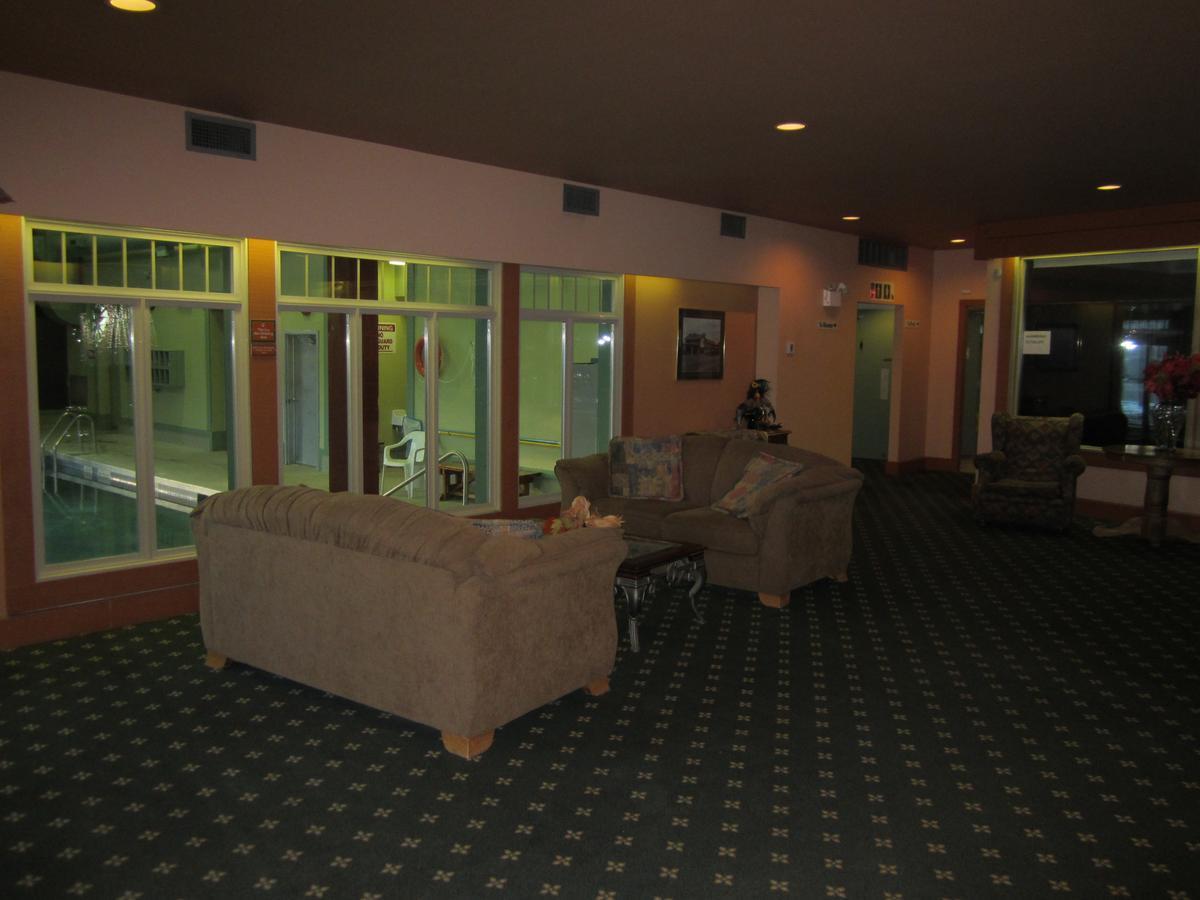 Red Coach Inn 100 Mile House المظهر الخارجي الصورة