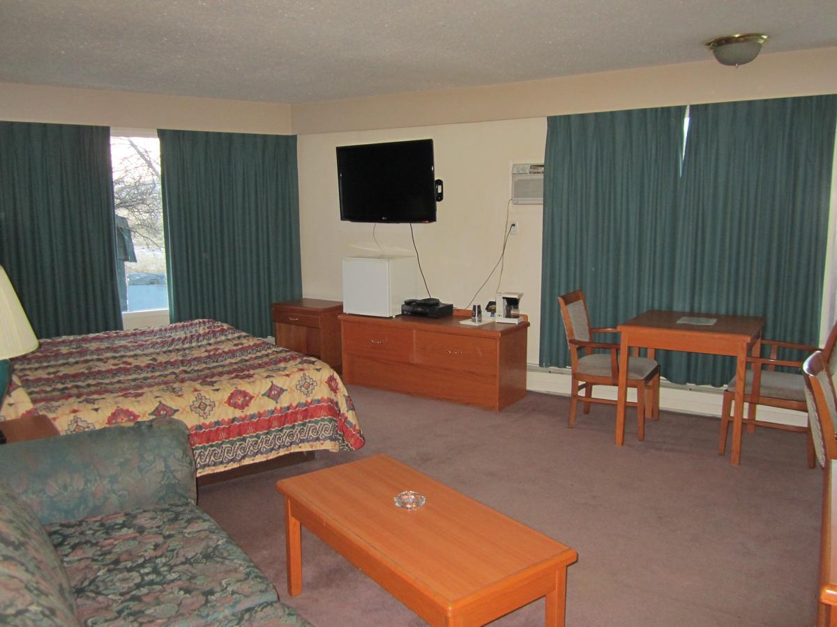 Red Coach Inn 100 Mile House المظهر الخارجي الصورة