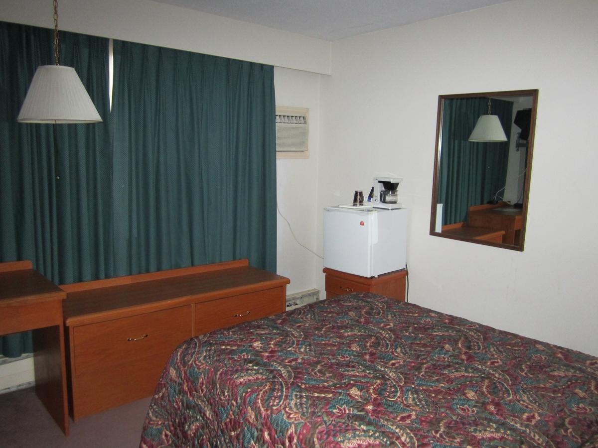 Red Coach Inn 100 Mile House المظهر الخارجي الصورة