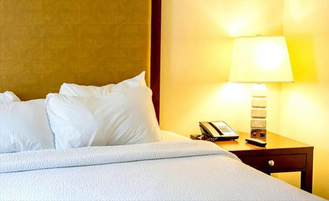 Red Coach Inn 100 Mile House المظهر الخارجي الصورة